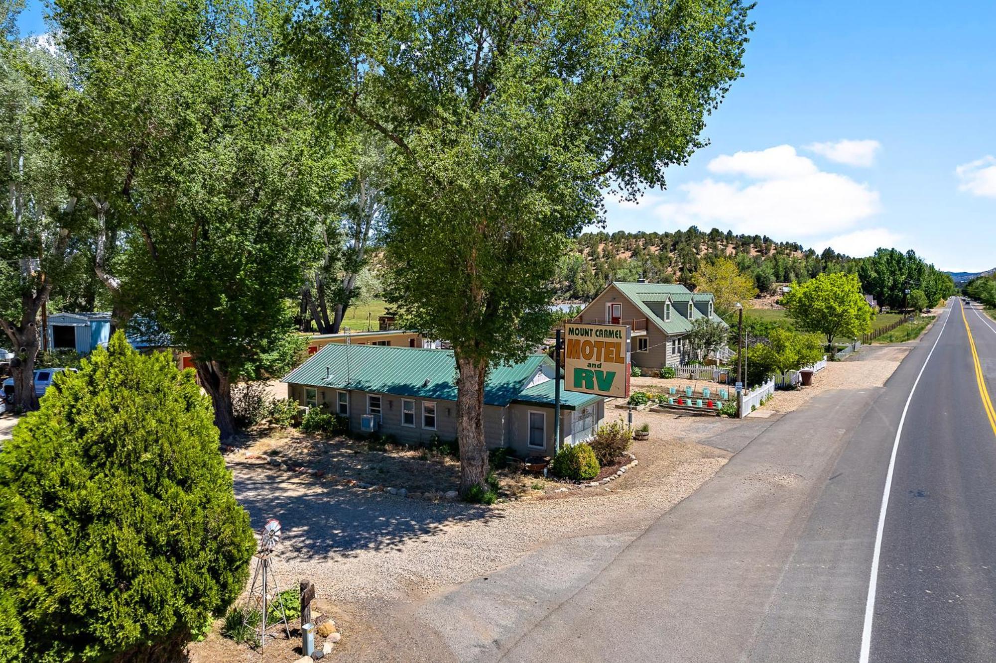 The Park Cabin At Mount Carmel Motel And Rv Park Esterno foto